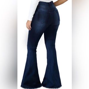 Women’s denim bell bottoms 👖..Dark denim.. Bell Bottoms..Fall style